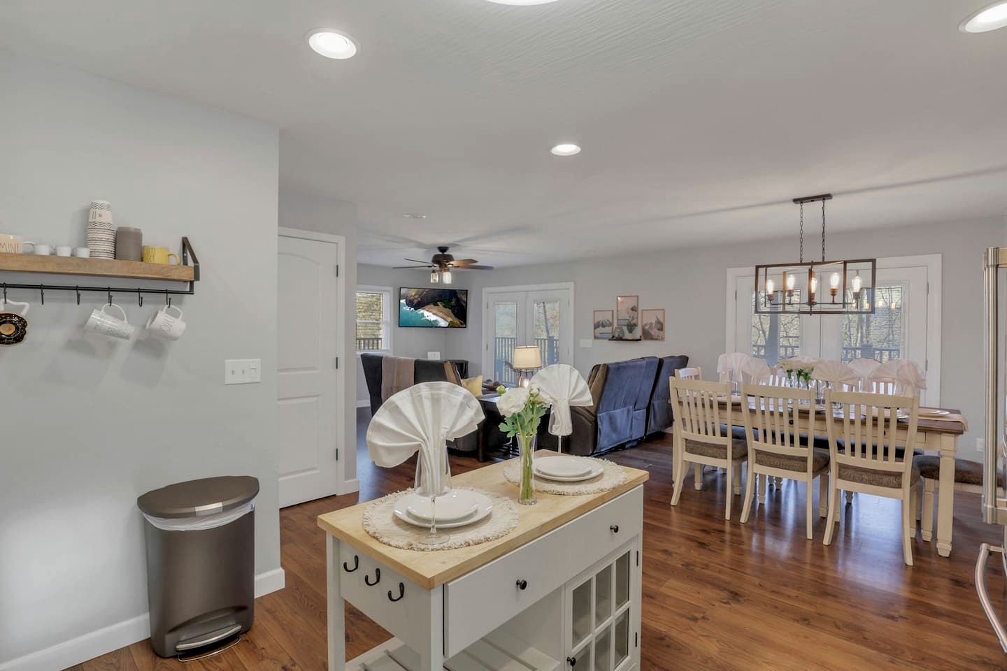 Luxurious Cabin Retreat with Pickleball Court & Hot Tub near Hocking Hills, Sugar Grove OH