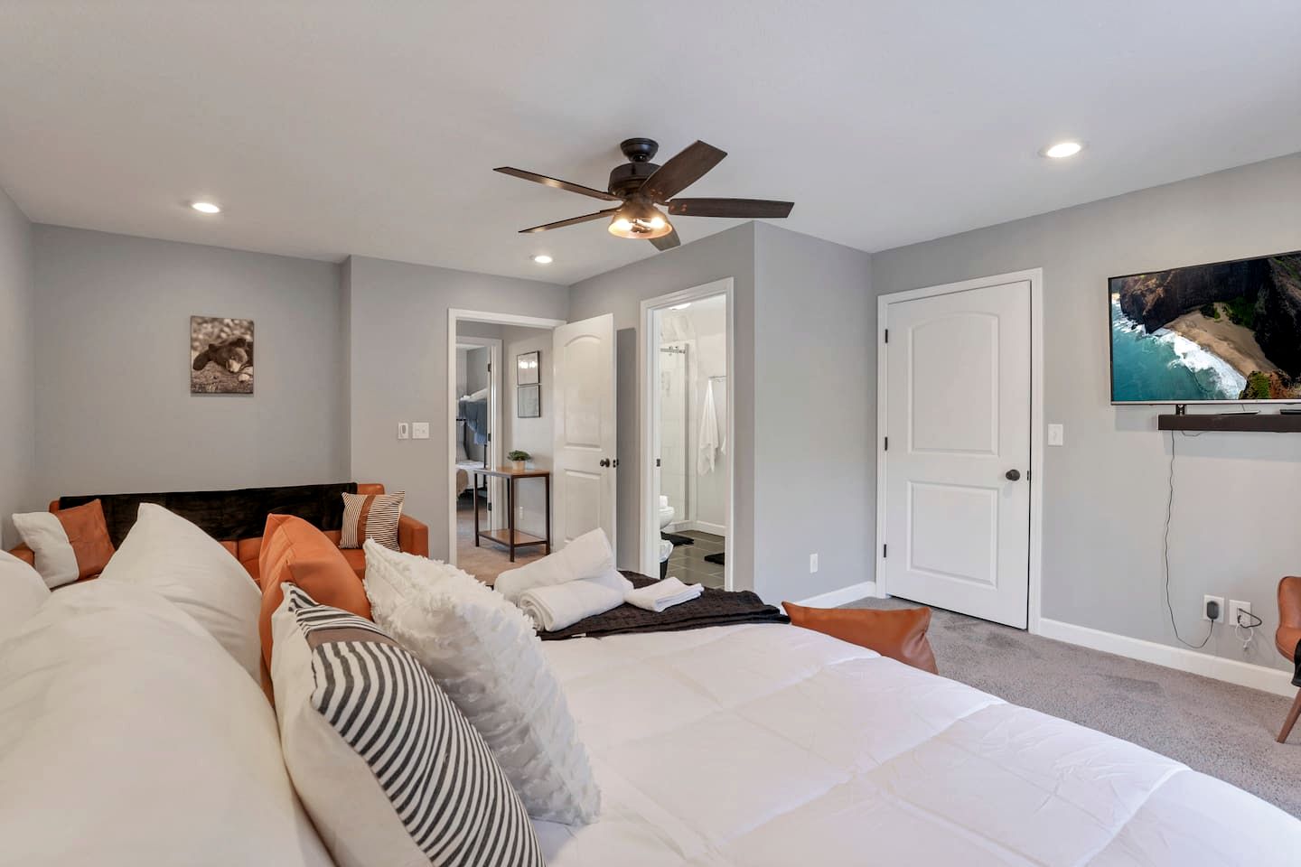 Luxurious Cabin Retreat with Pickleball Court & Hot Tub near Hocking Hills, Sugar Grove OH