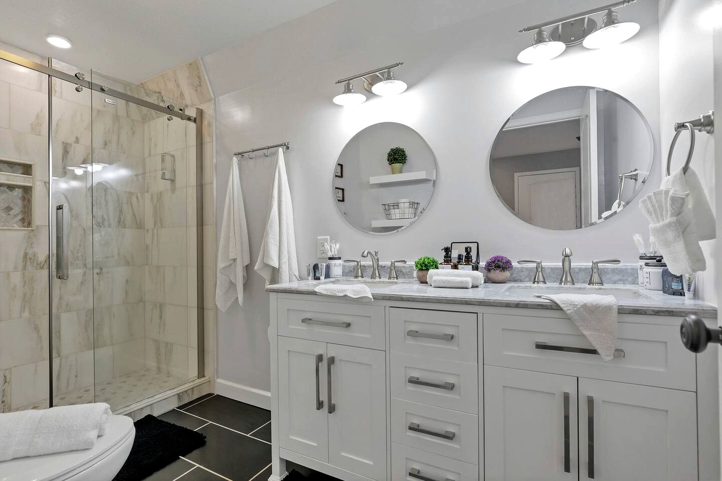 Luxurious Cabin Retreat with Pickleball Court & Hot Tub near Hocking Hills, Sugar Grove OH