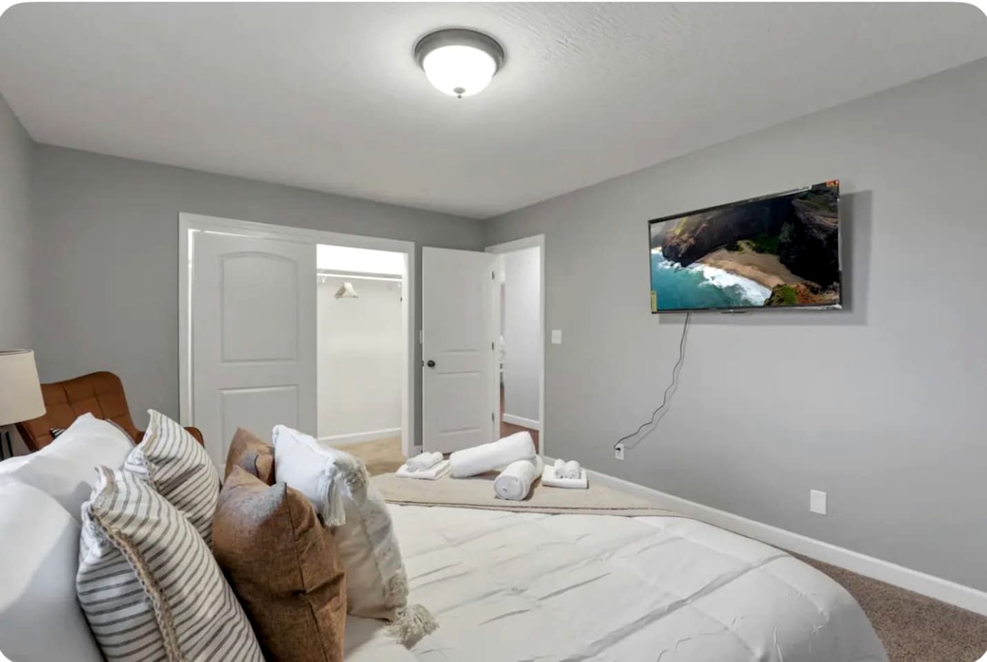 Luxurious Cabin Retreat with Pickleball Court & Hot Tub near Hocking Hills, Sugar Grove OH