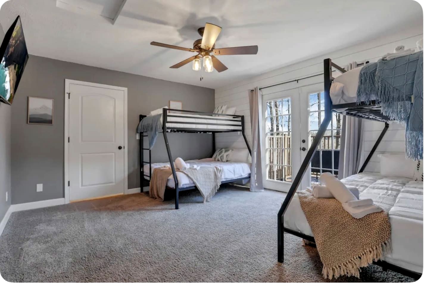 Luxurious Cabin Retreat with Pickleball Court & Hot Tub near Hocking Hills, Sugar Grove OH