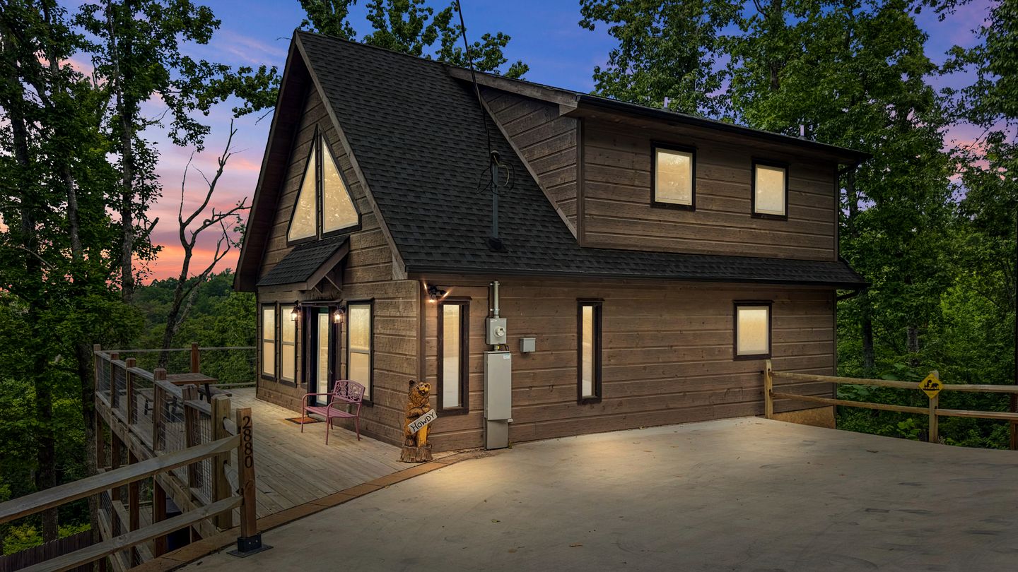 Gorgeous Cabin with Game Room & Hot Tub near Downtown Pigeon Forge, Tennessee