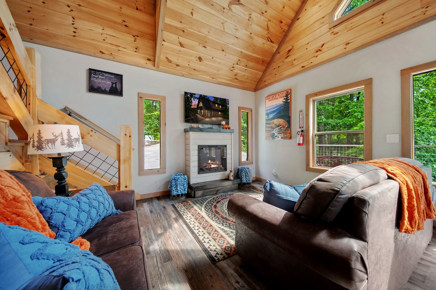 Gorgeous Cabin with Game Room & Hot Tub near Downtown Pigeon Forge, Tennessee