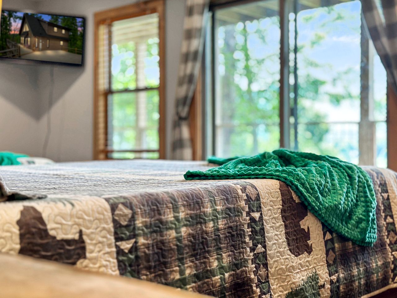 Gorgeous Cabin with Game Room & Hot Tub near Downtown Pigeon Forge, Tennessee