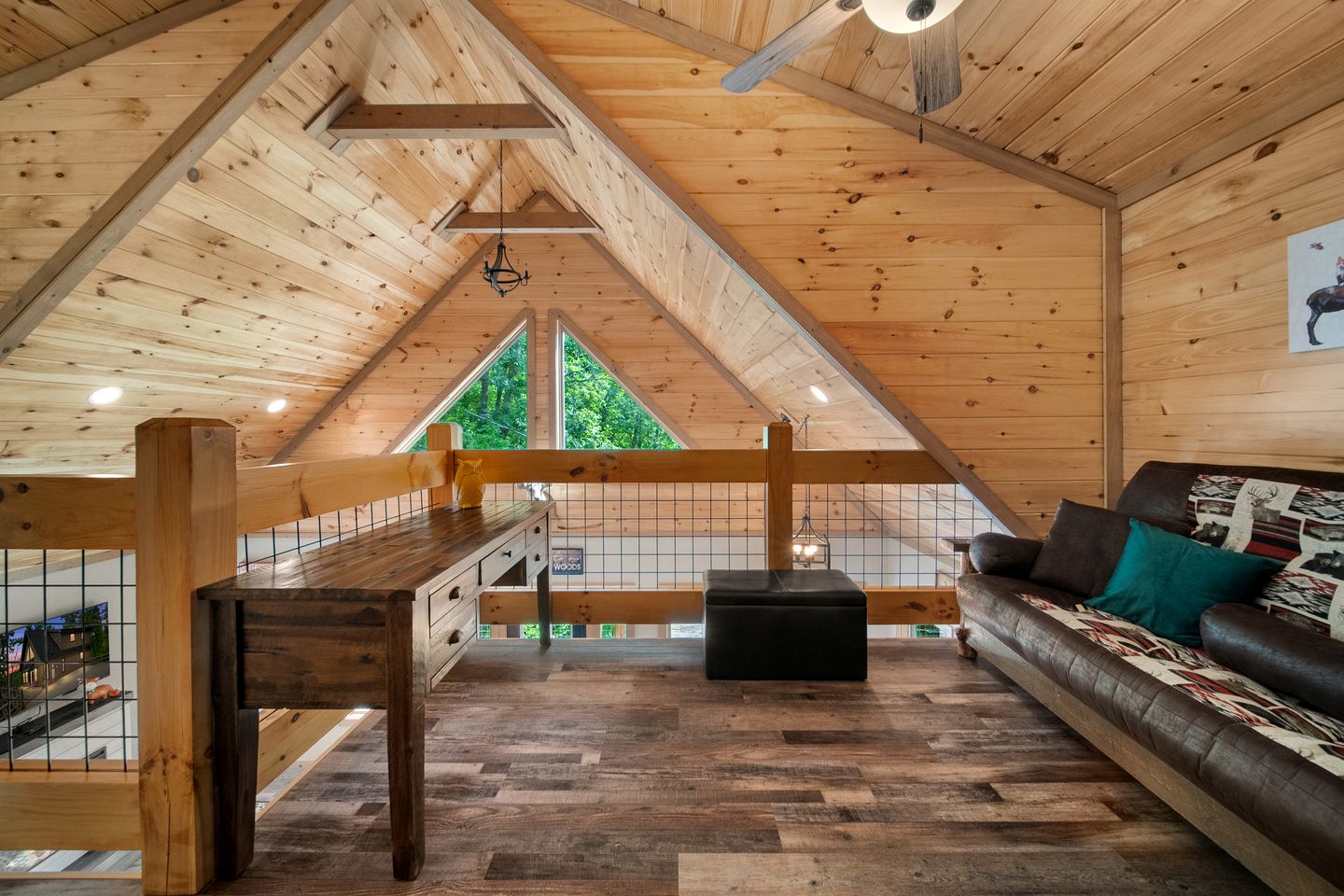 Gorgeous Cabin with Game Room & Hot Tub near Downtown Pigeon Forge, Tennessee