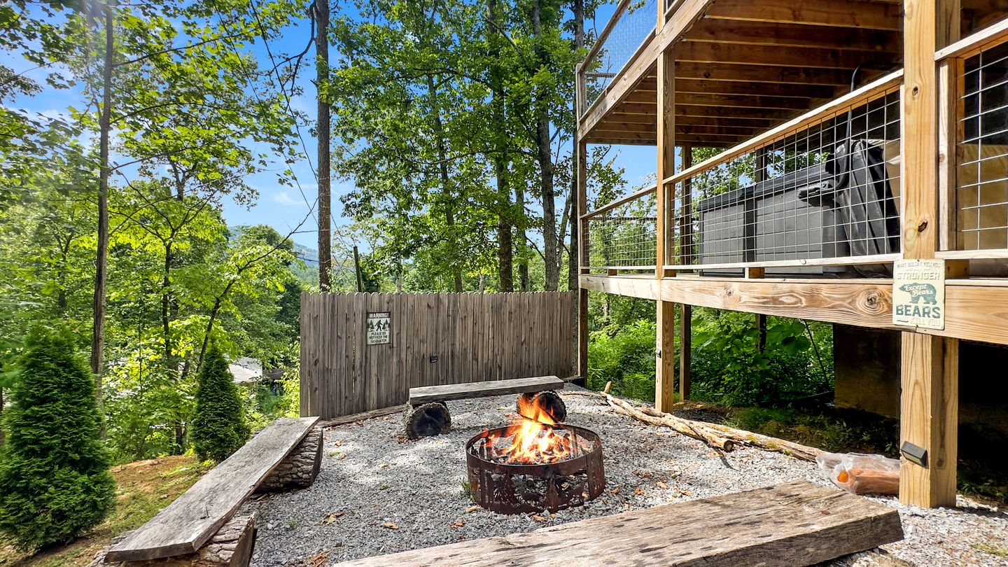 Gorgeous Cabin with Game Room & Hot Tub near Downtown Pigeon Forge, Tennessee