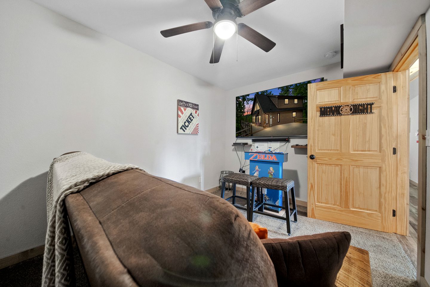 Gorgeous Cabin with Game Room & Hot Tub near Downtown Pigeon Forge, Tennessee