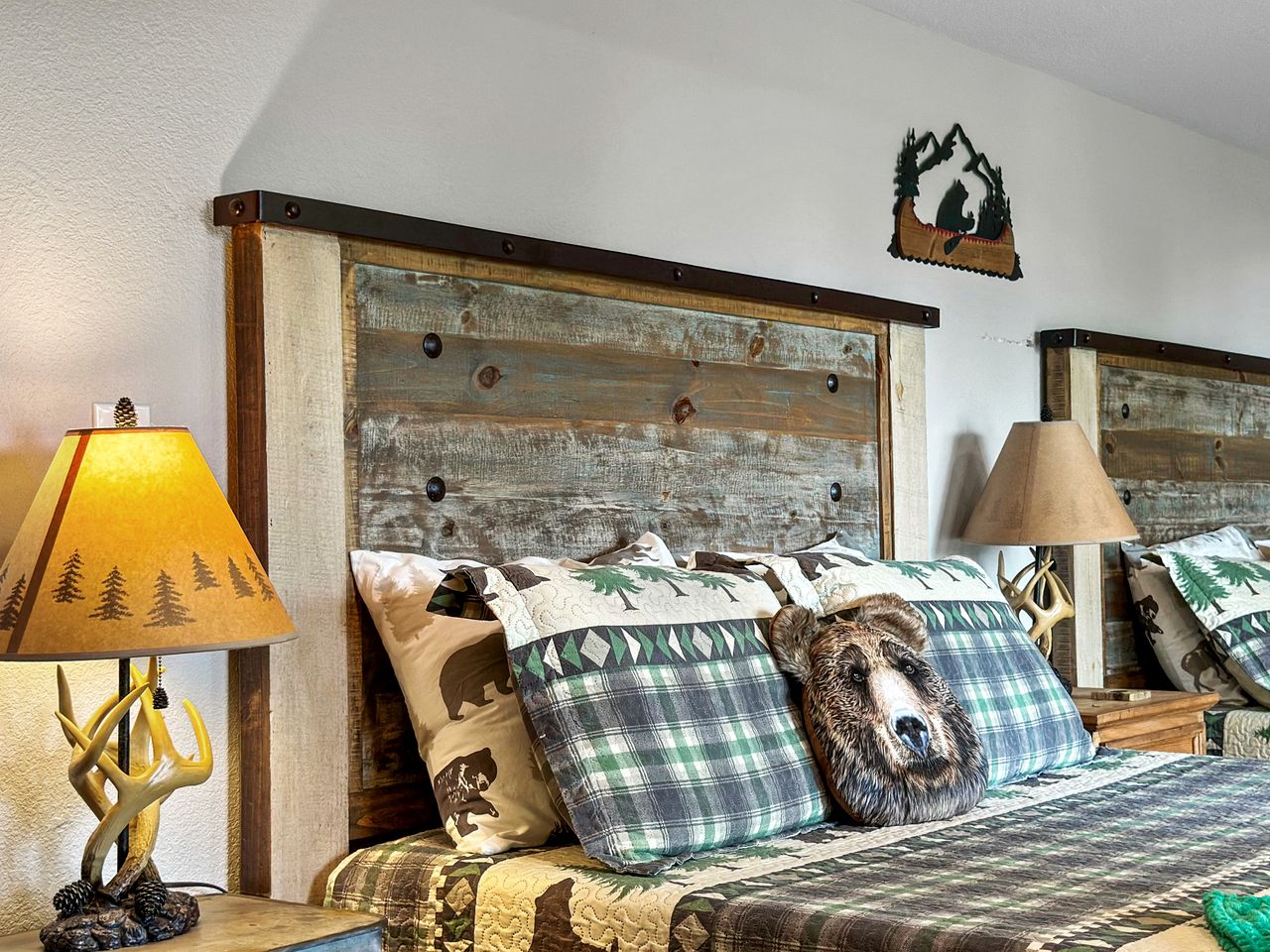 Gorgeous Cabin with Game Room & Hot Tub near Downtown Pigeon Forge, Tennessee