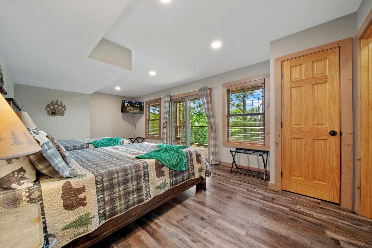 Gorgeous Cabin with Game Room & Hot Tub near Downtown Pigeon Forge, Tennessee