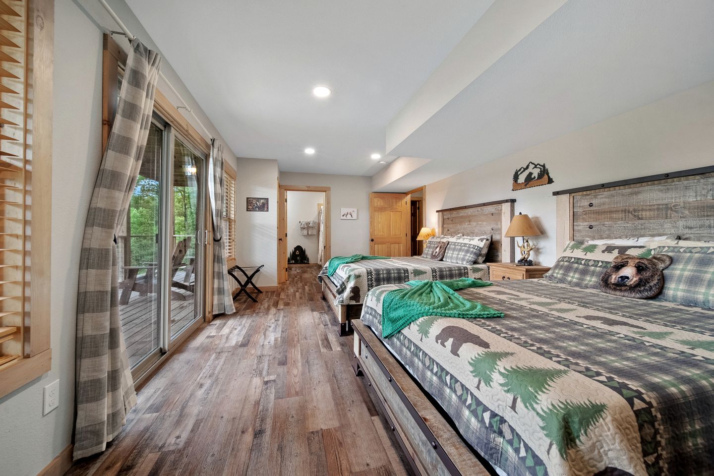 Gorgeous Cabin with Game Room & Hot Tub near Downtown Pigeon Forge, Tennessee