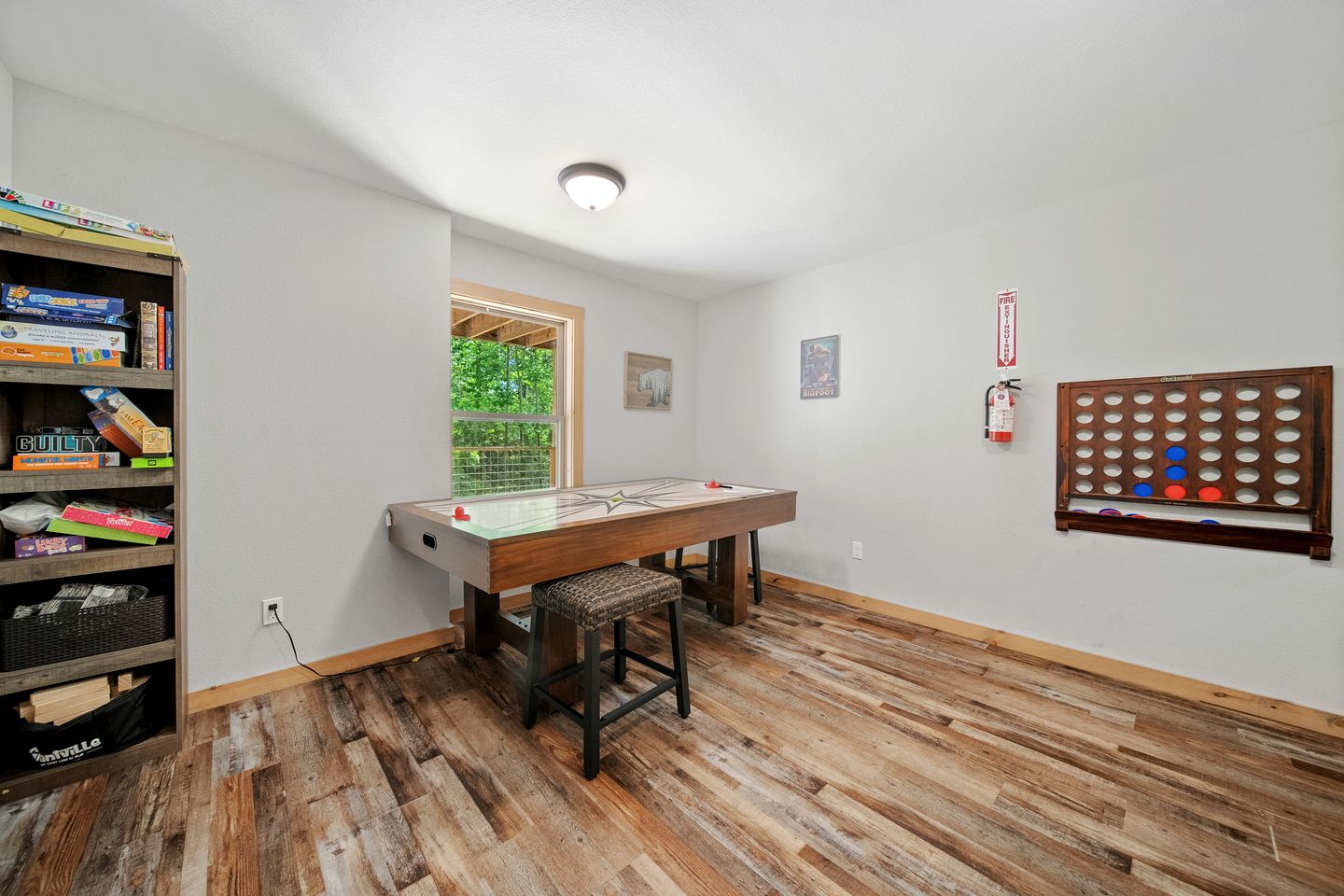 Gorgeous Cabin with Game Room & Hot Tub near Downtown Pigeon Forge, Tennessee