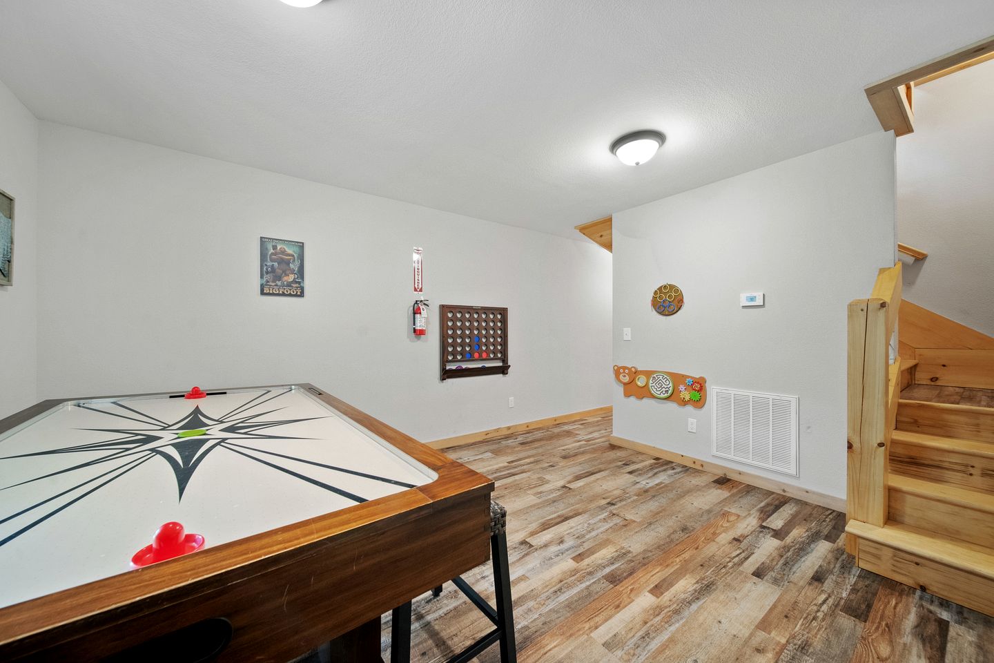 Gorgeous Cabin with Game Room & Hot Tub near Downtown Pigeon Forge, Tennessee