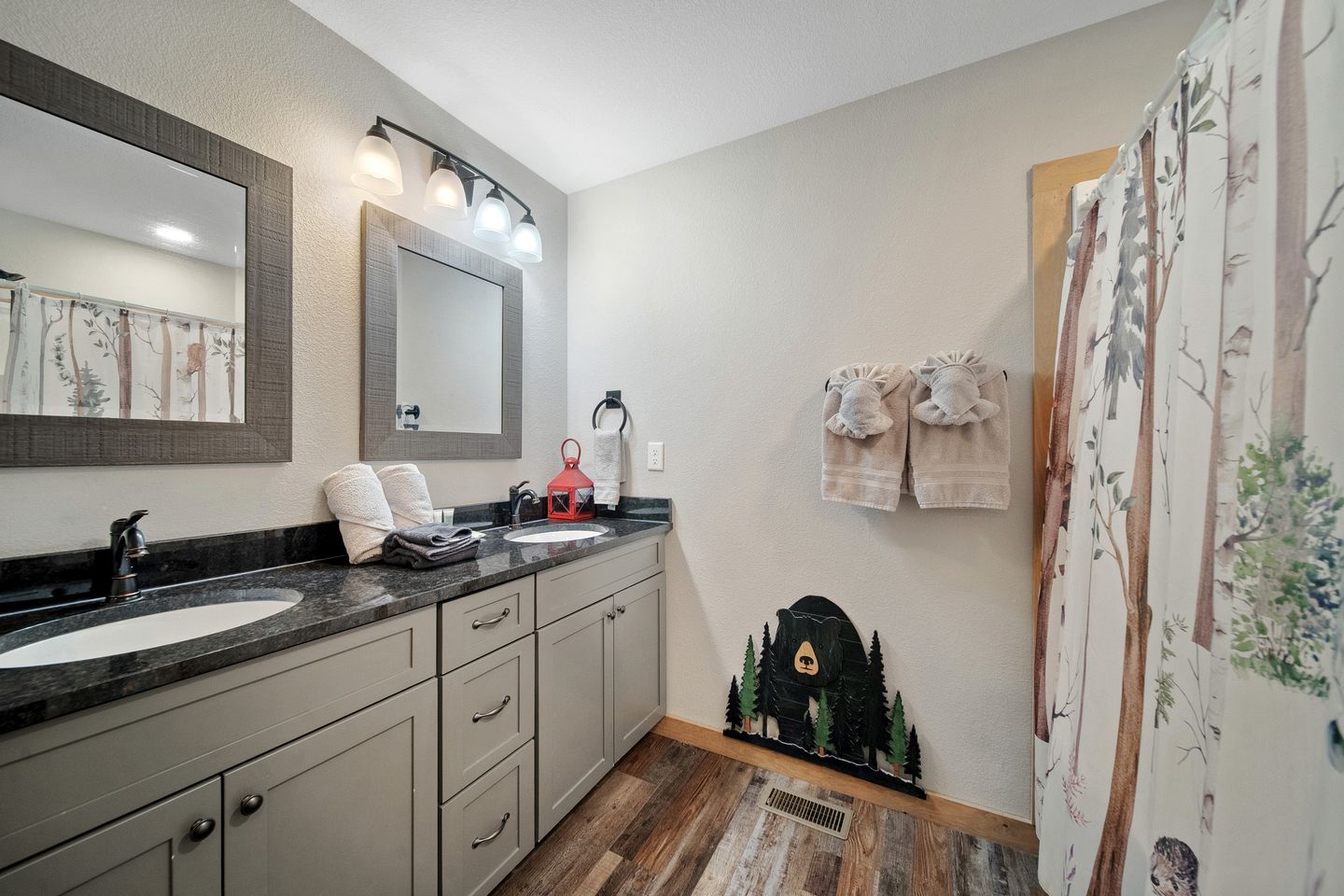 Gorgeous Cabin with Game Room & Hot Tub near Downtown Pigeon Forge, Tennessee