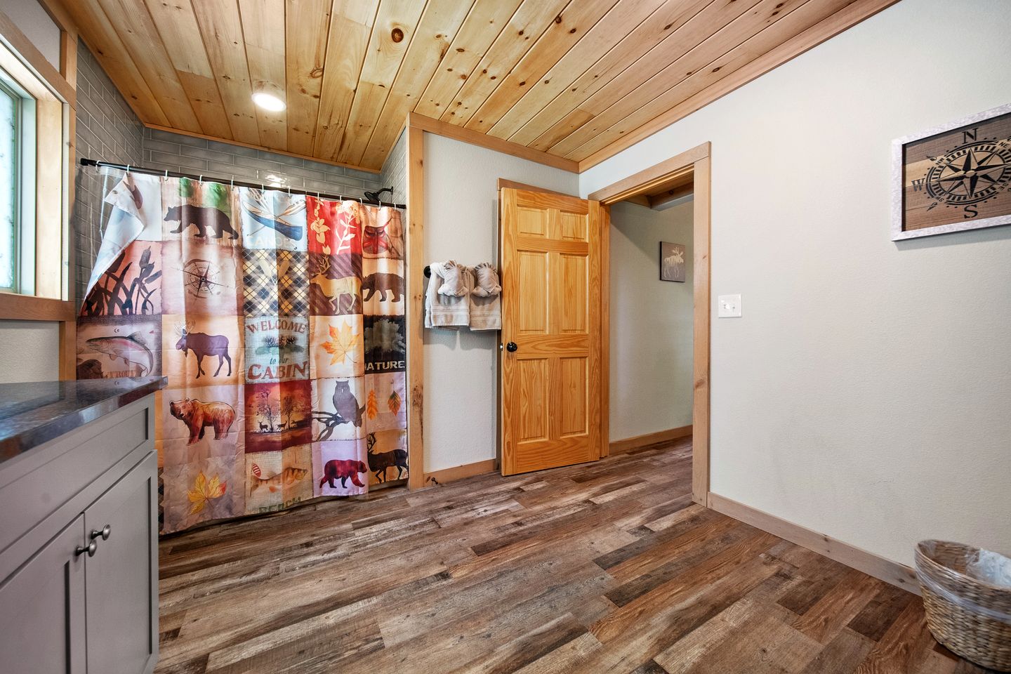 Gorgeous Cabin with Game Room & Hot Tub near Downtown Pigeon Forge, Tennessee