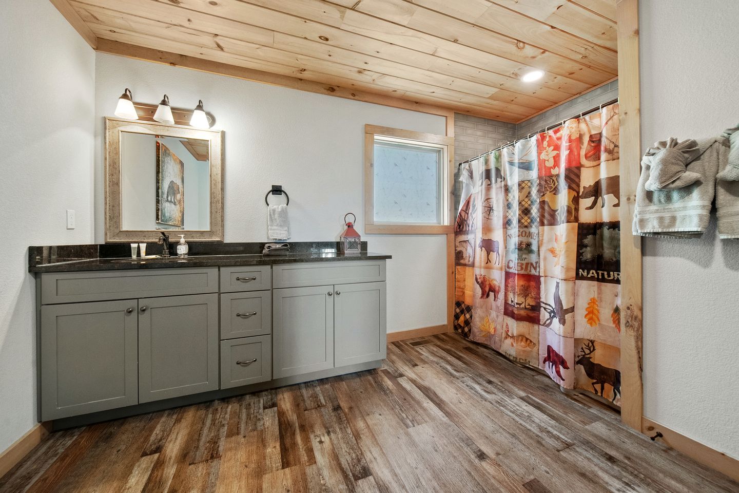 Gorgeous Cabin with Game Room & Hot Tub near Downtown Pigeon Forge, Tennessee