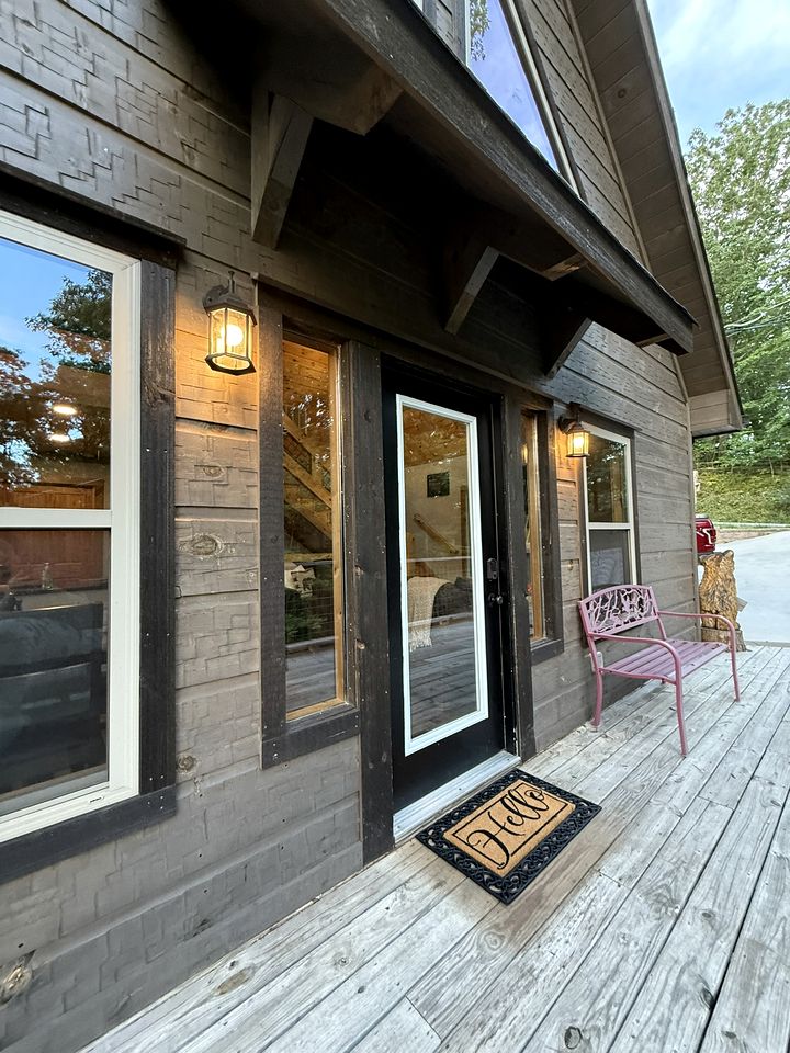 Gorgeous Cabin with Game Room & Hot Tub near Downtown Pigeon Forge, Tennessee