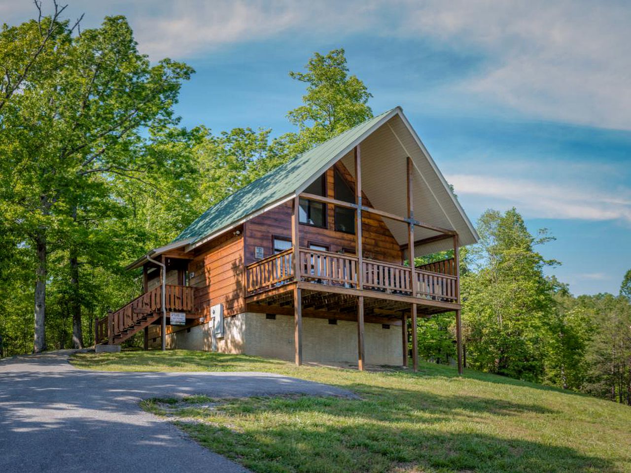 Rustic Cabin Overlooking Mountains near Sevierville, Tennessee