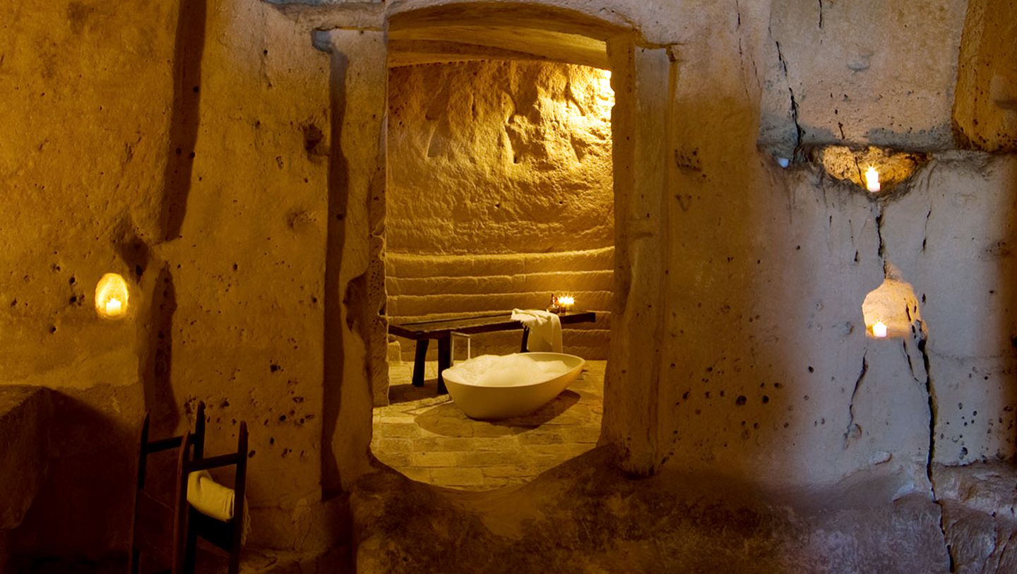 Spacious Luxury Cave Rental with Deluxe Bathtub in Matera, Southern Italy