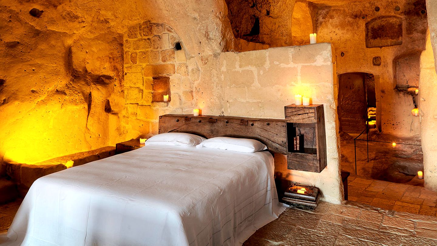 Spacious Luxury Cave Rental with Deluxe Bathtub in Matera, Southern Italy