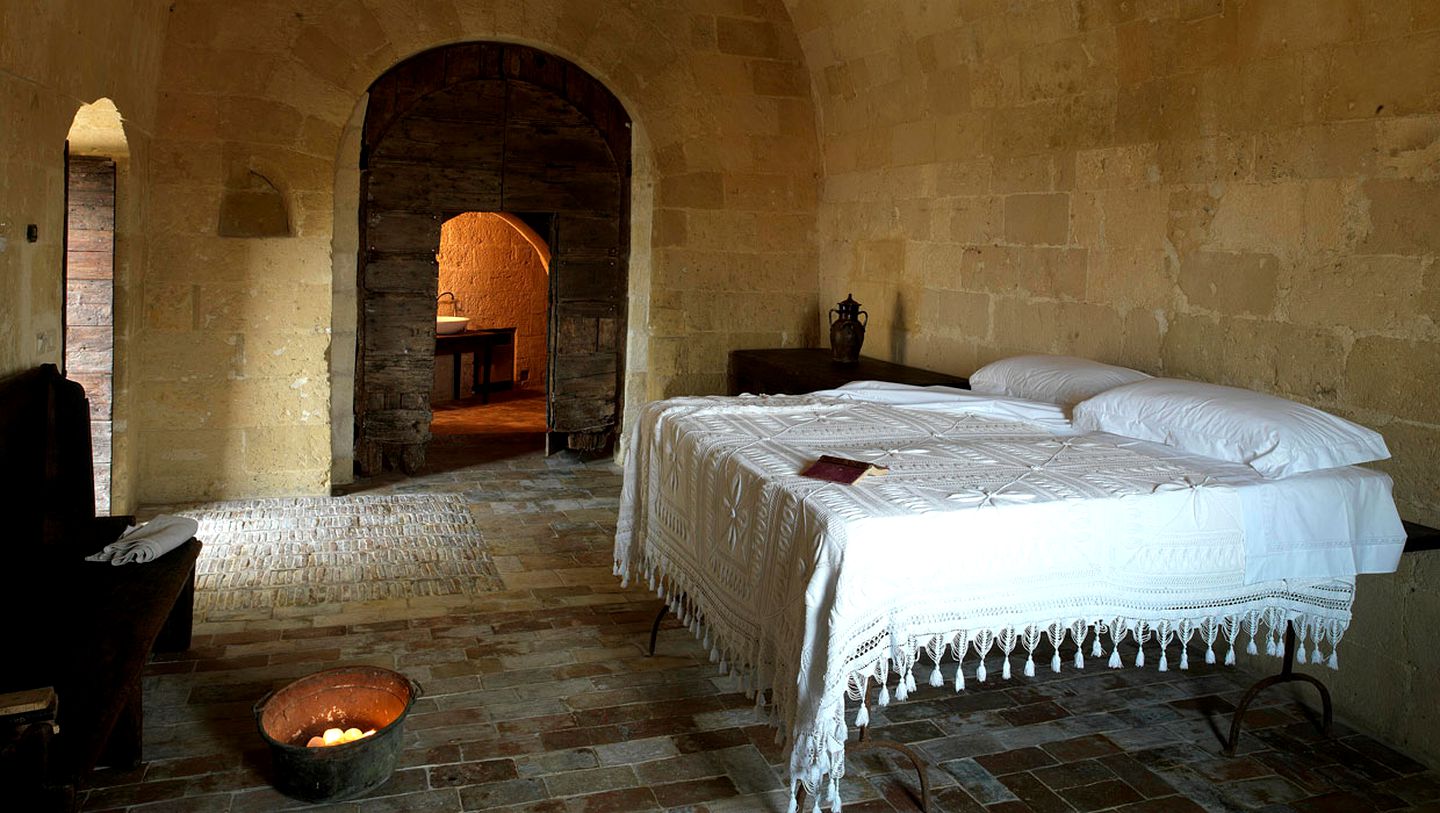 Charming Cave Suite Rental with Panoramic View of Murgia Valley, Southern Italy