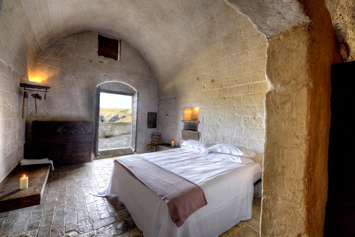 Unique Cave Accommodation with a Luxury Bathroom In Matera, Italy