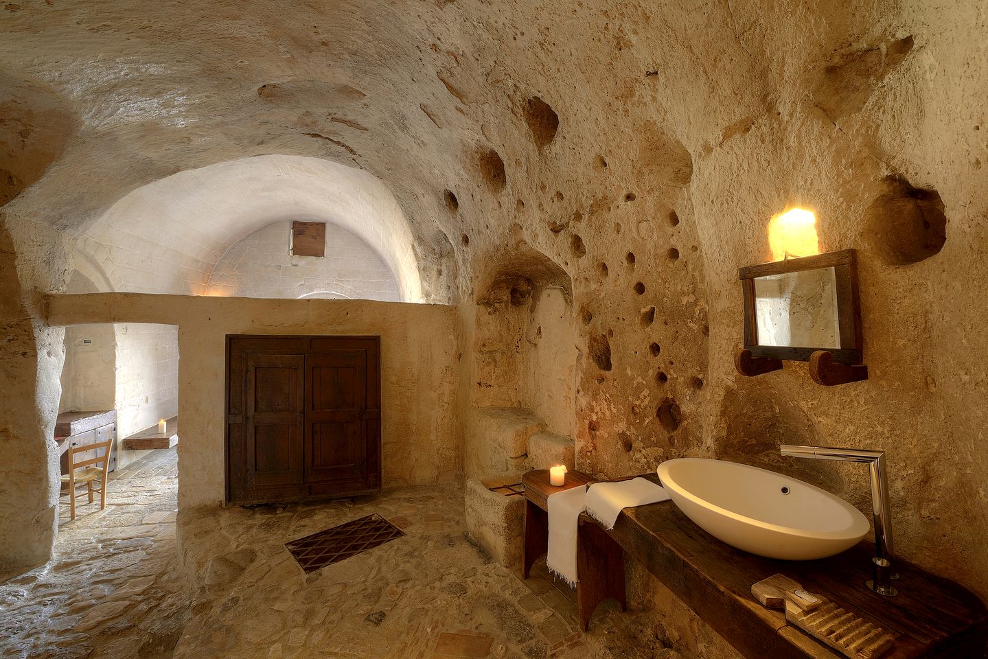 Unique Cave Accommodation with a Luxury Bathroom In Matera, Italy
