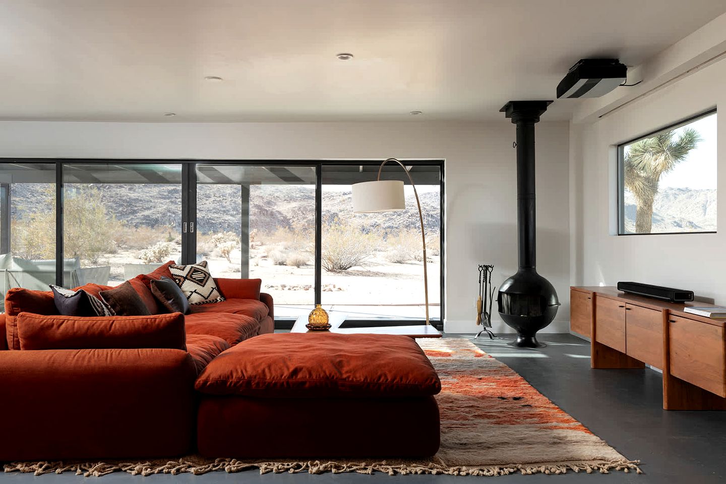 Stunning Vacation Rental with Hot-tub and Fire place in Joshua Tree, California