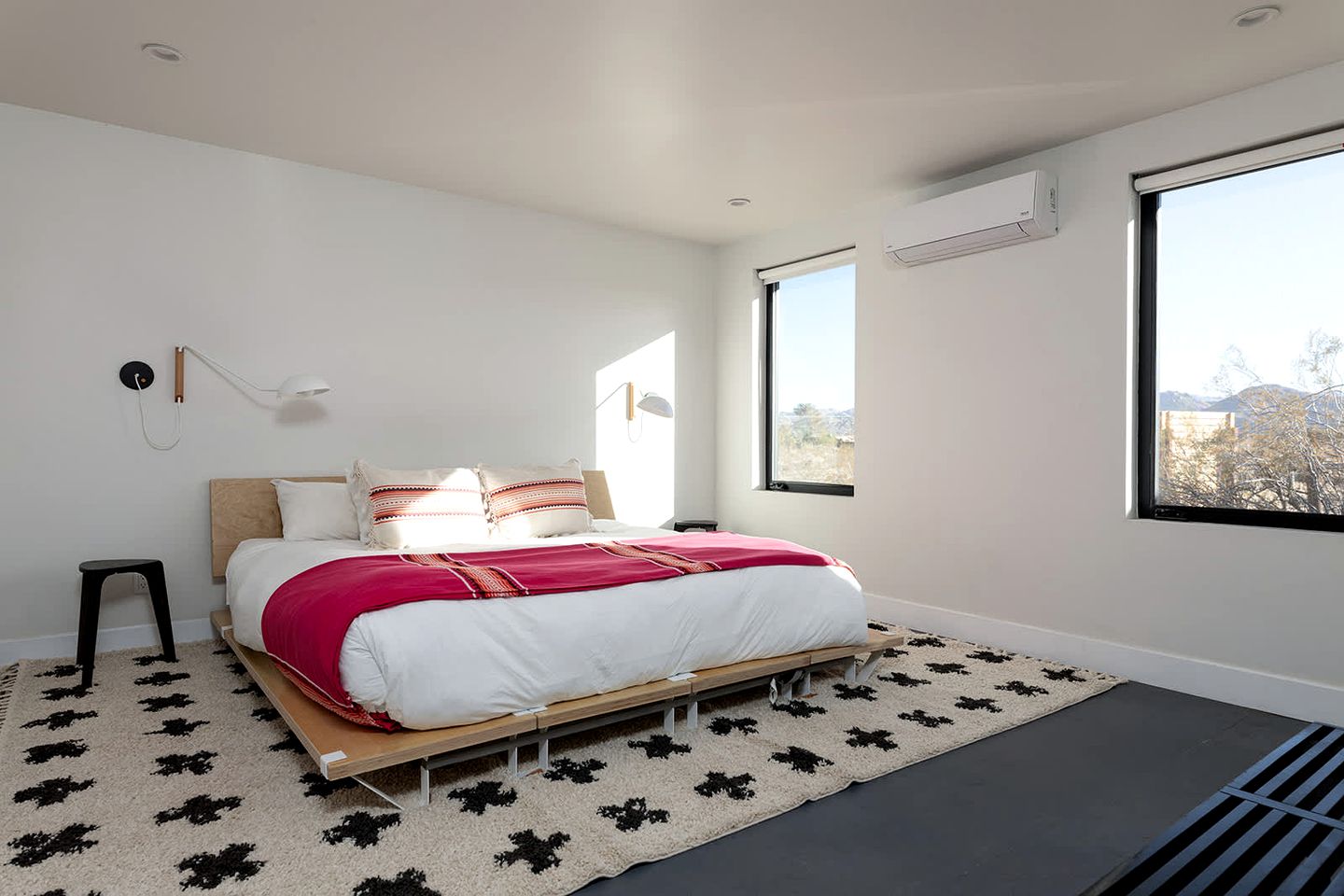 Stunning Vacation Rental with Hot-tub and Fire place in Joshua Tree, California