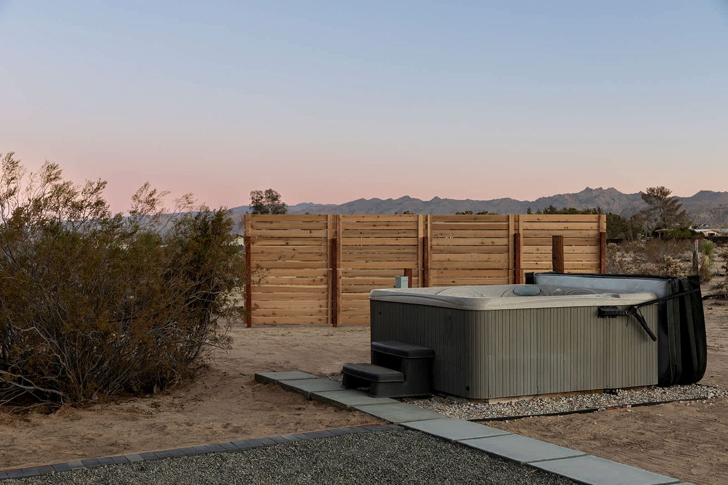 Stunning Vacation Rental with Hot-tub and Fire place in Joshua Tree, California
