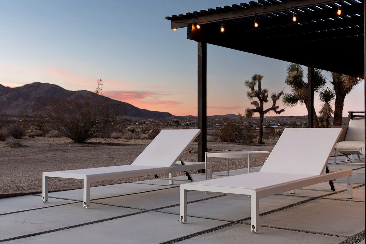 Stunning Vacation Rental with Hot-tub and Fire place in Joshua Tree, California