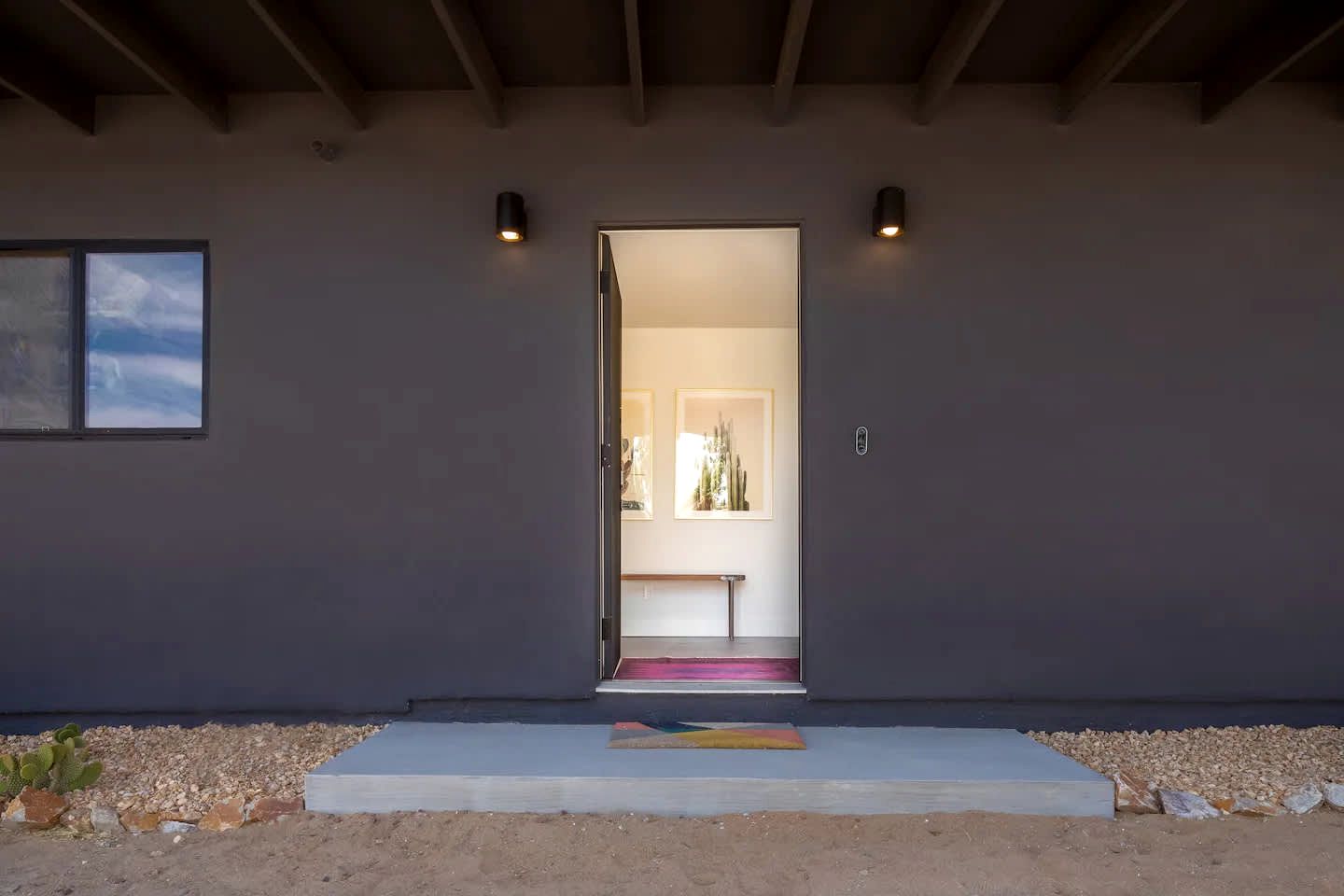 Stunning Vacation Rental with Hot-tub and Fire place in Joshua Tree, California
