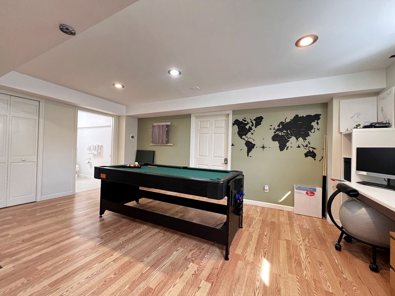 Spacious Wooden Cabin with Pool Table and Air Hockey Table in Vermont