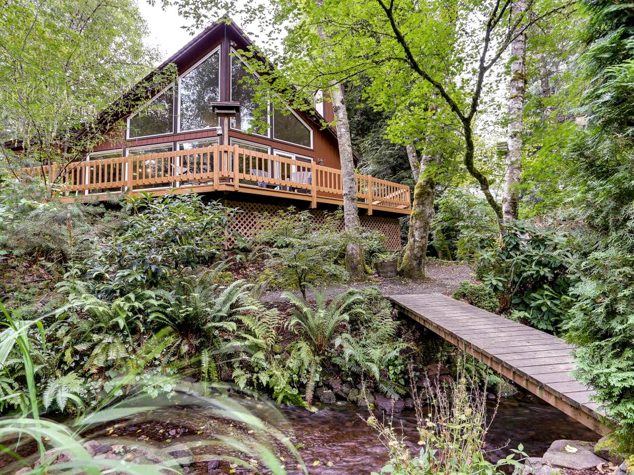 Cabin with Hot Tub in Cascade Mountains, Oregon