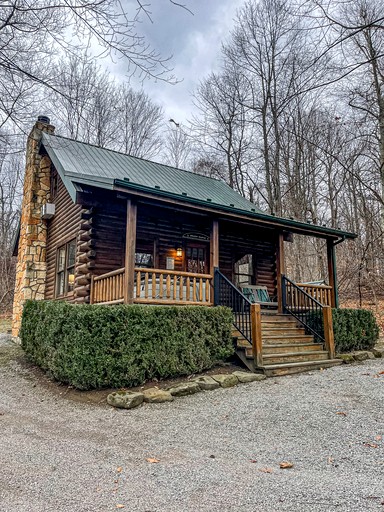 Charming Cabin Ideal for a Romantic Escape in Ohio