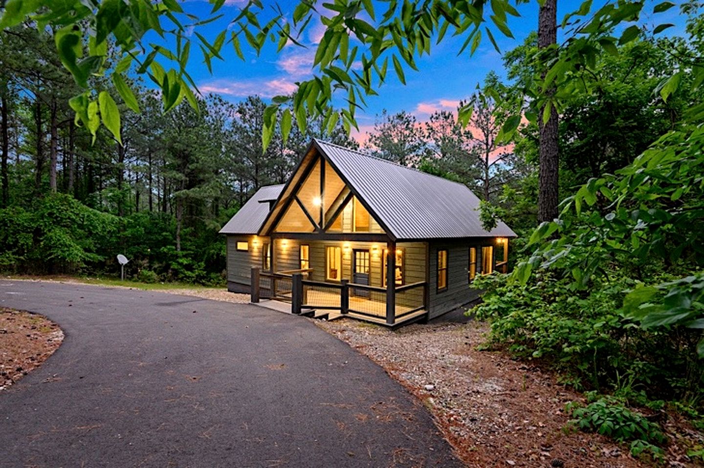 Cozy Pine Retreat Cabin with Luxury Comfort in Broken Bow, Oklahoma