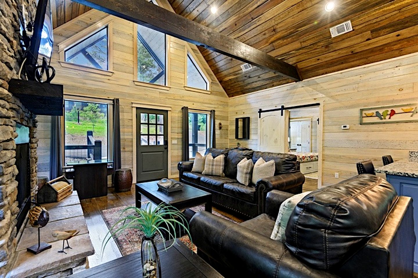 Cozy Pine Retreat Cabin with Luxury Comfort in Broken Bow, Oklahoma