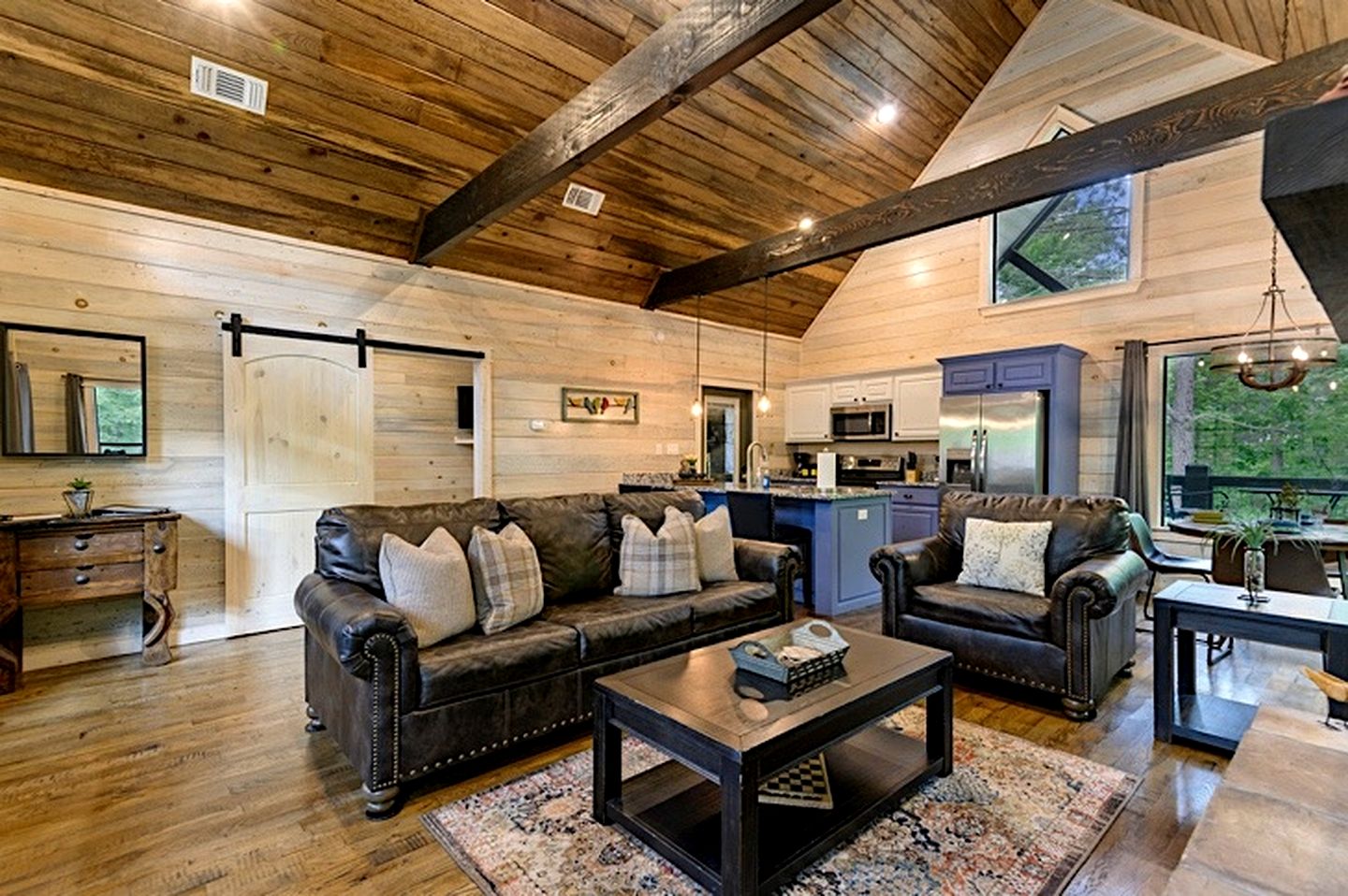 Cozy Pine Retreat Cabin with Luxury Comfort in Broken Bow, Oklahoma