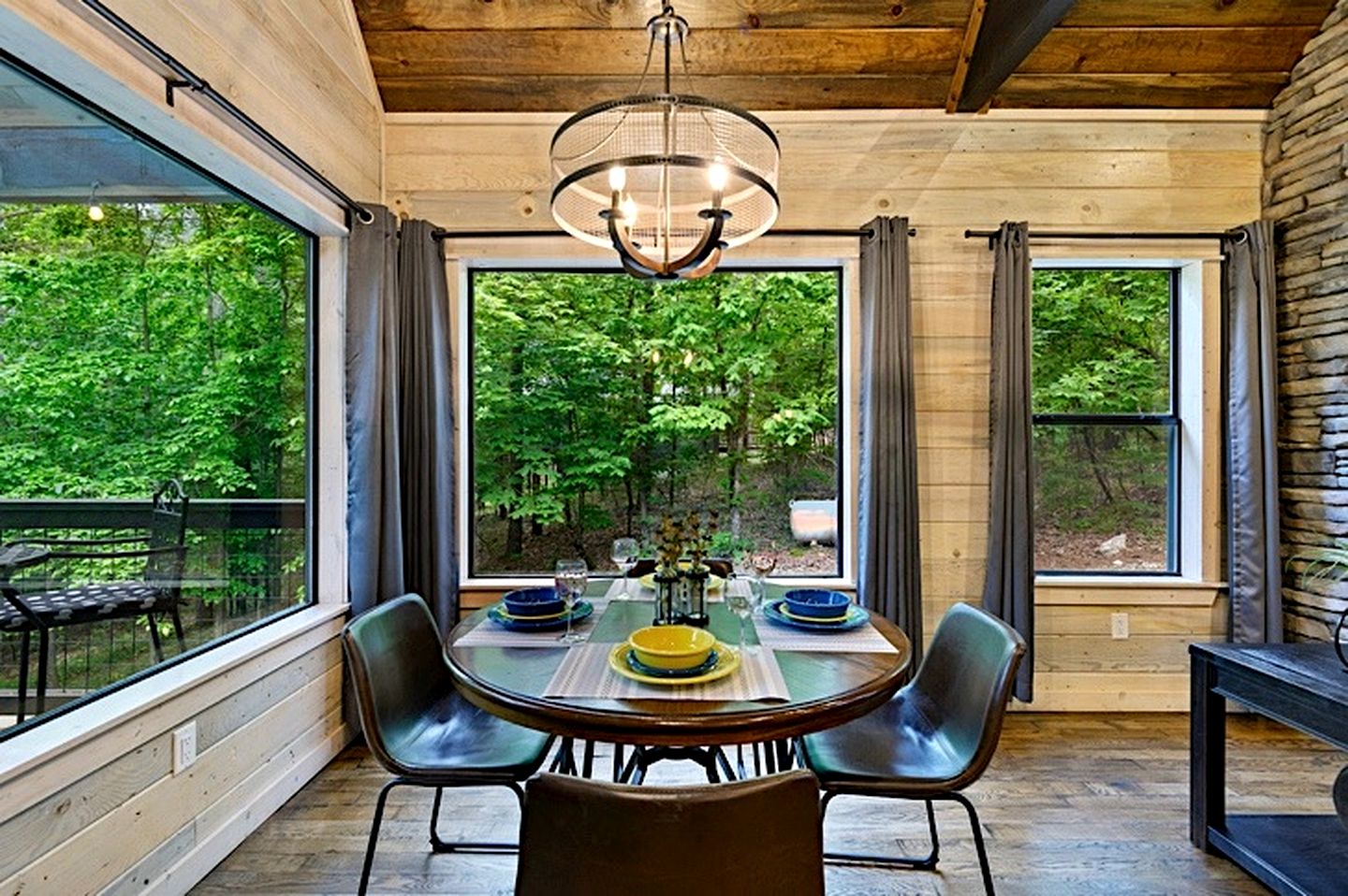 Cozy Pine Retreat Cabin with Luxury Comfort in Broken Bow, Oklahoma