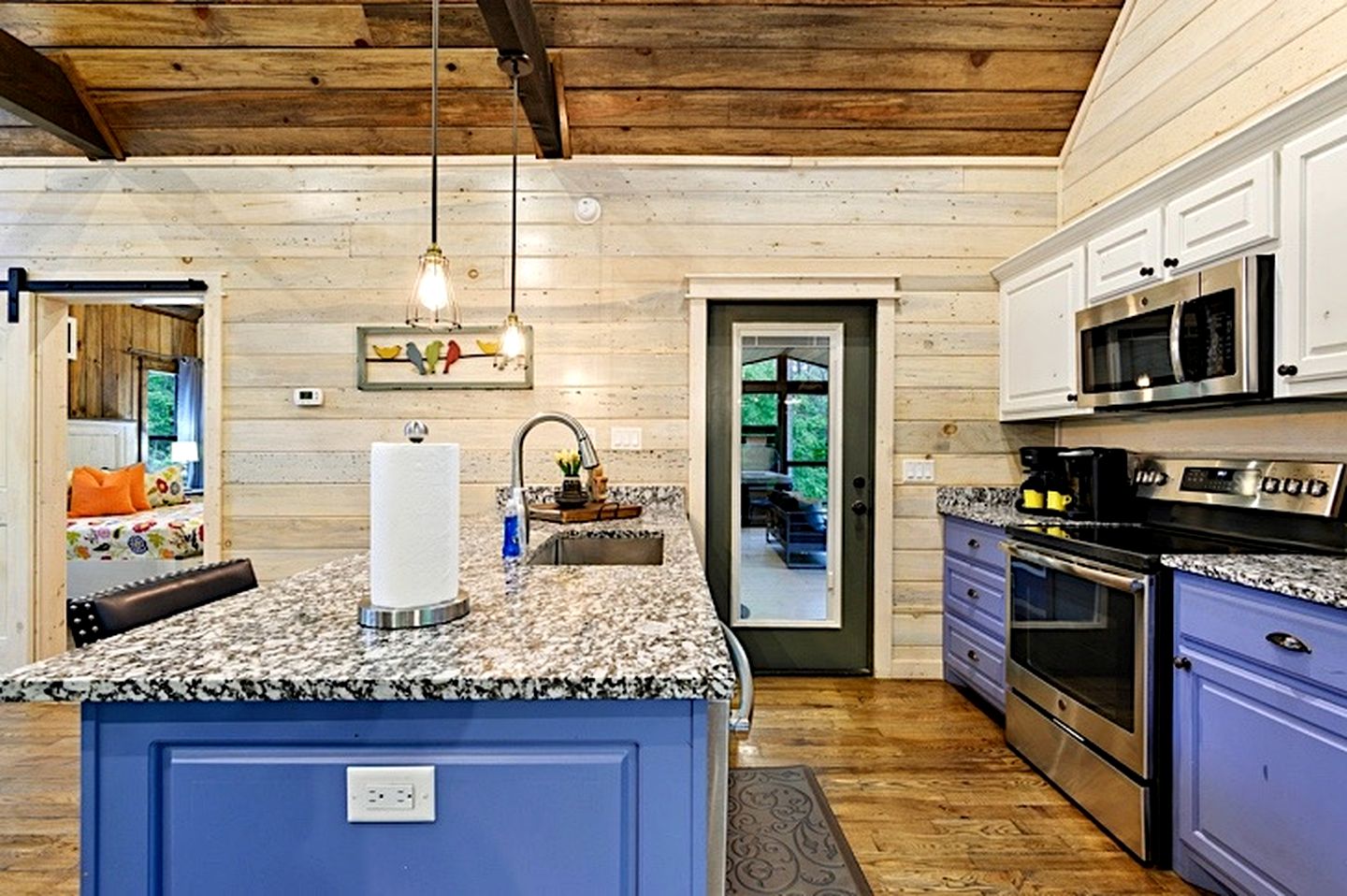 Cozy Pine Retreat Cabin with Luxury Comfort in Broken Bow, Oklahoma