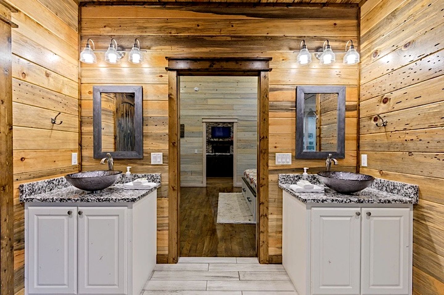 Cozy Pine Retreat Cabin with Luxury Comfort in Broken Bow, Oklahoma