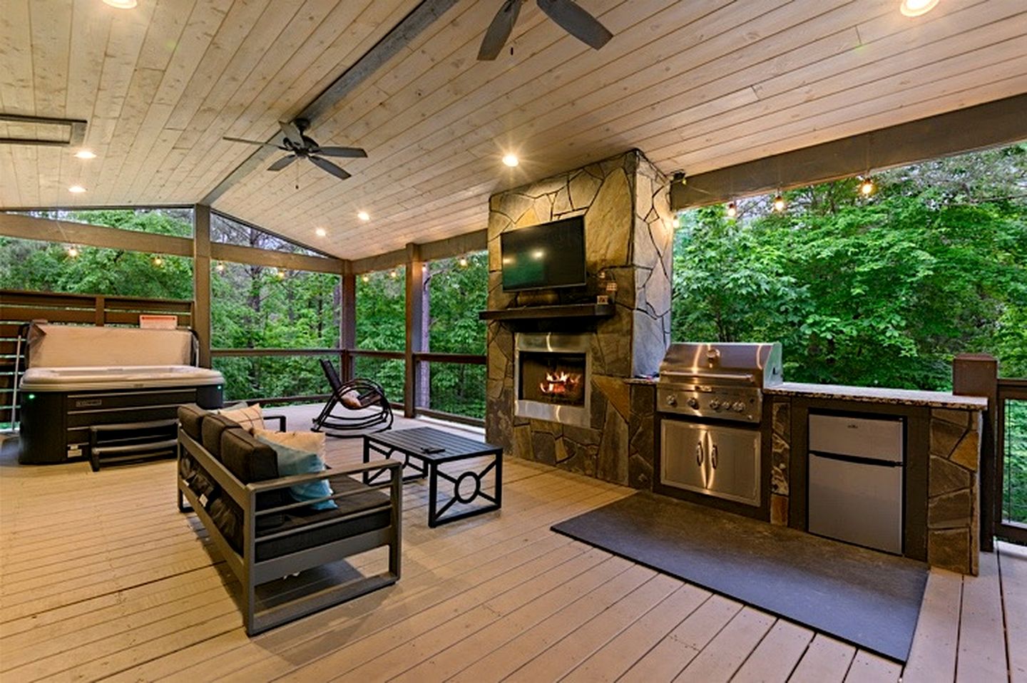 Cozy Pine Retreat Cabin with Luxury Comfort in Broken Bow, Oklahoma