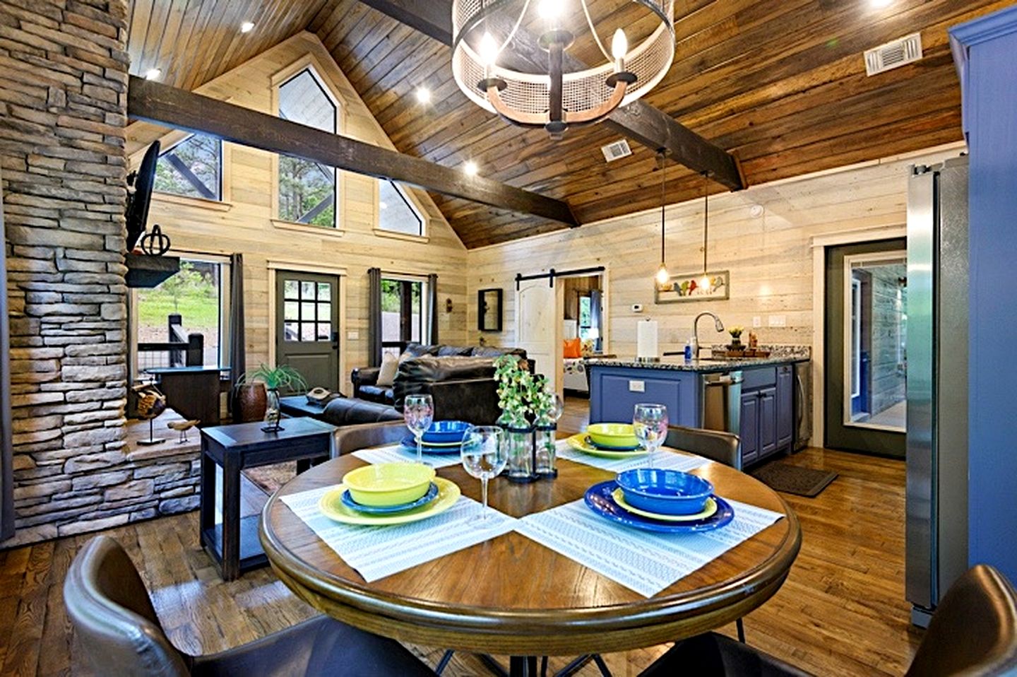 Cozy Pine Retreat Cabin with Luxury Comfort in Broken Bow, Oklahoma