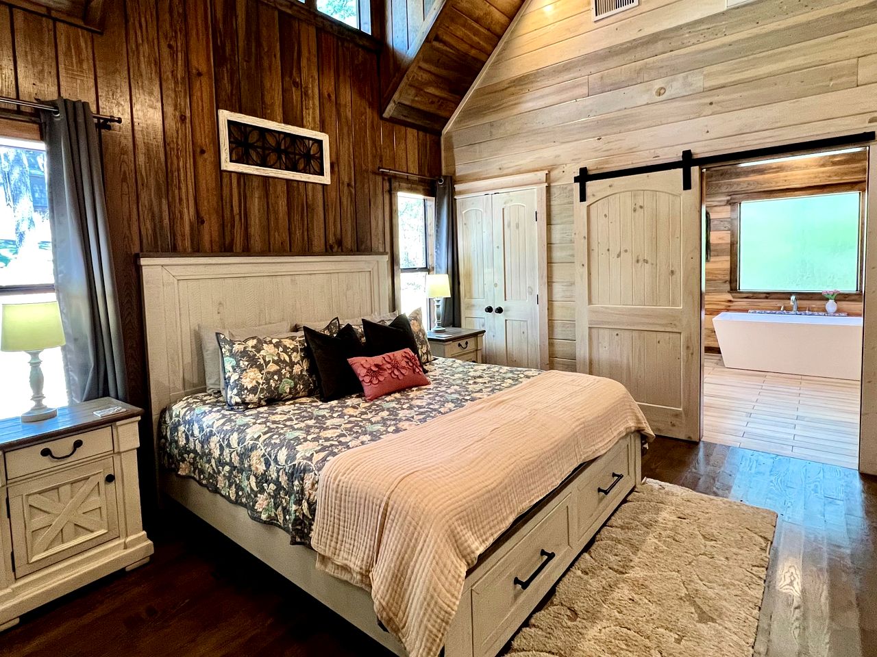 Cozy Pine Retreat Cabin with Luxury Comfort in Broken Bow, Oklahoma