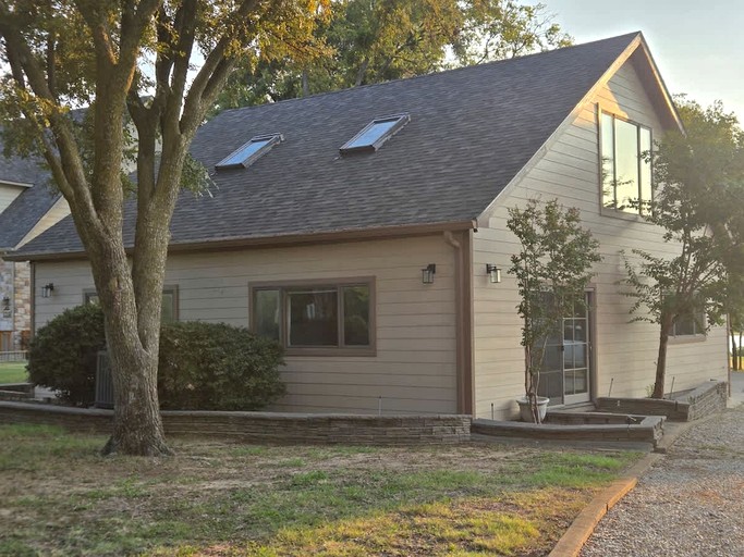 Scenic Waterfront Getaway Retreat with Private Lake Access Near The Cove, Little Elm TX