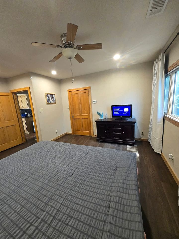 Scenic Waterfront Getaway Retreat with Private Lake Access Near The Cove, Little Elm TX