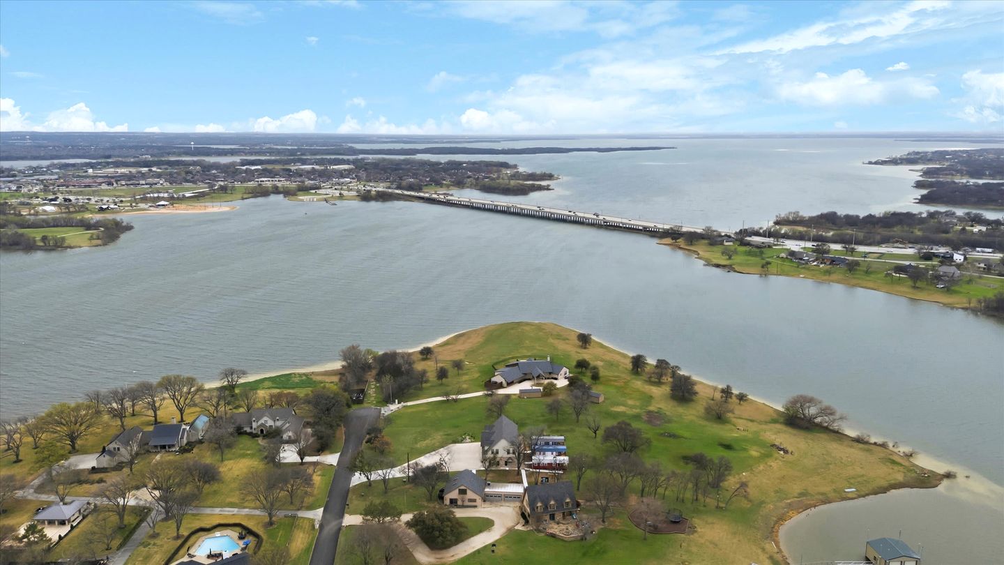 Scenic Waterfront Getaway Retreat with Private Lake Access Near The Cove, Little Elm TX