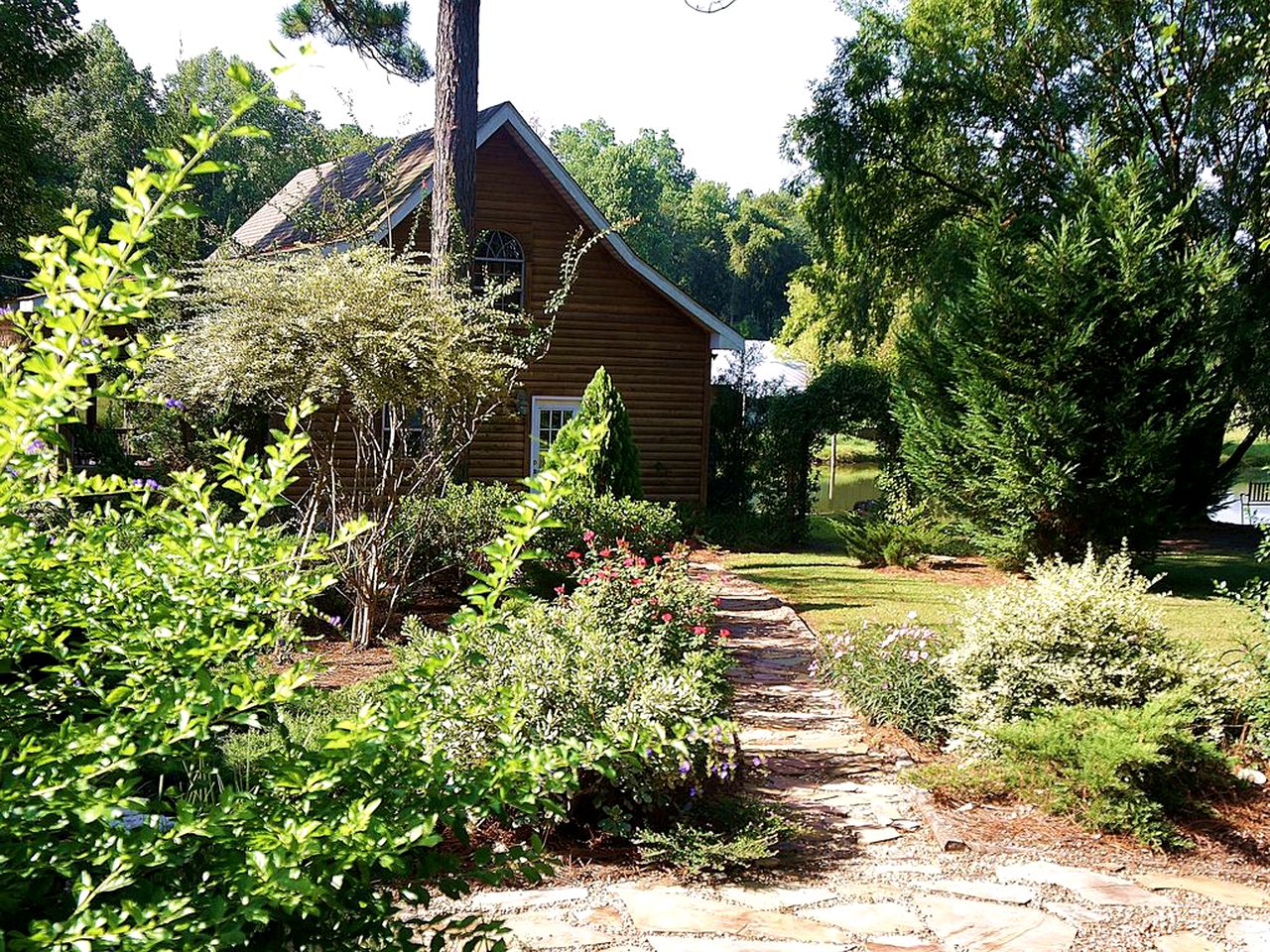 Delightful Vacation Cabin for Unique Getaway near Macon, Georgia