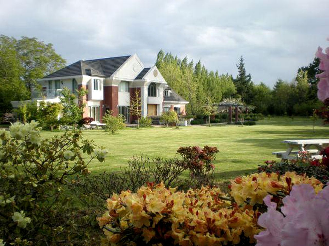 Romantic Bed and Breakfast with Gorgeous Gardens in Christchurch, South Island