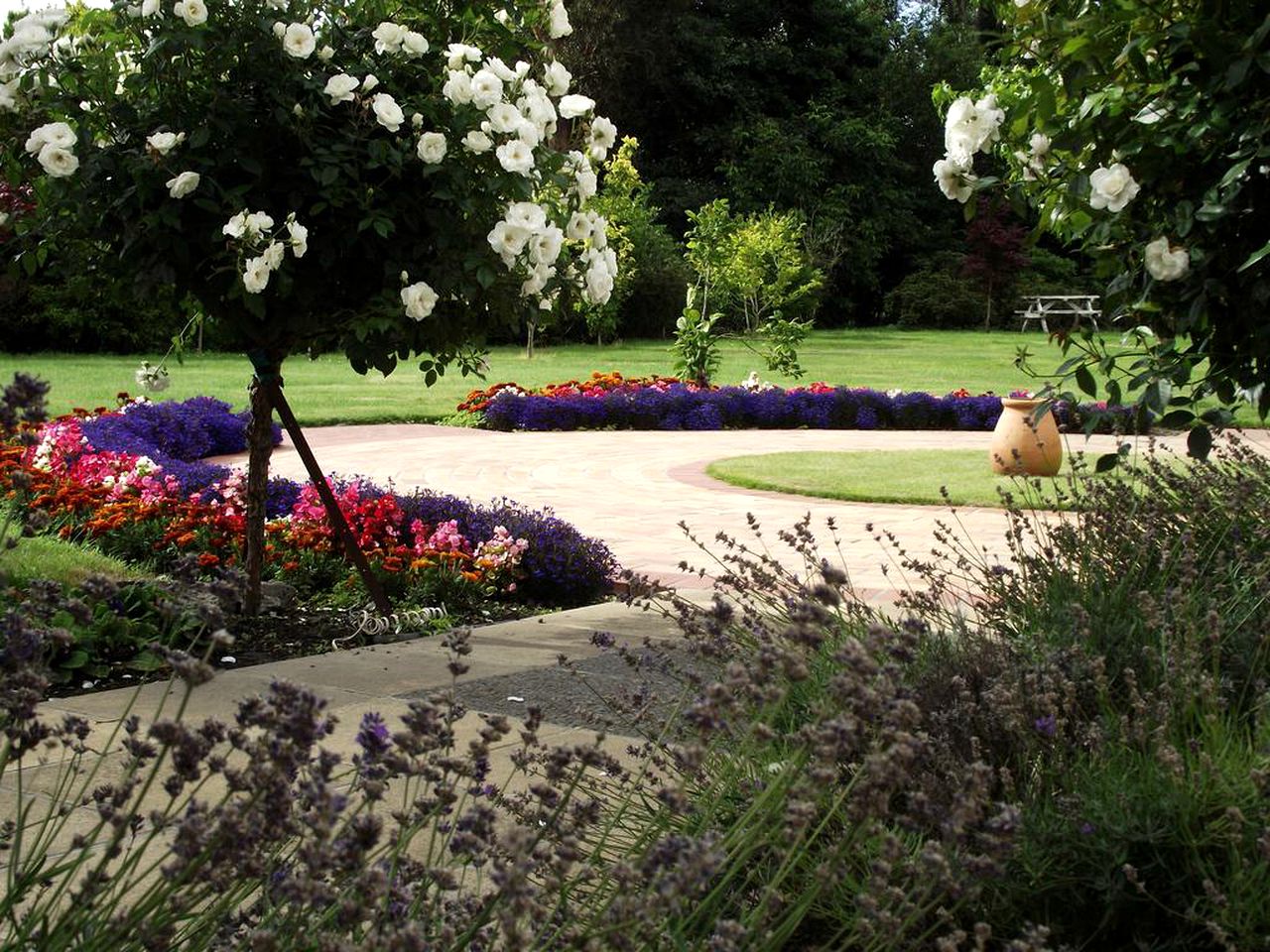 Romantic Bed and Breakfast with Gorgeous Gardens in Christchurch, South Island