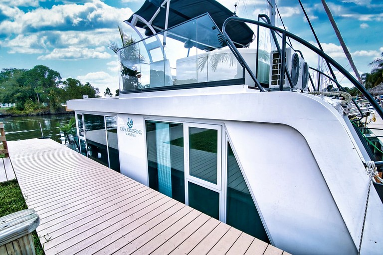 Luxurious Houseboat with Deck Ideal for a Unique Romantic Experience in Florida